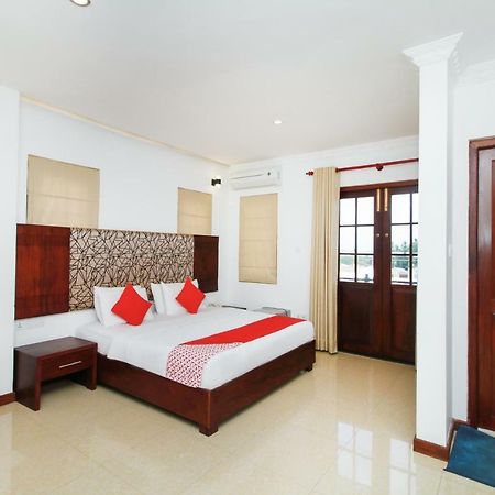 Hotel Queensbury Kaduwela Buitenkant foto