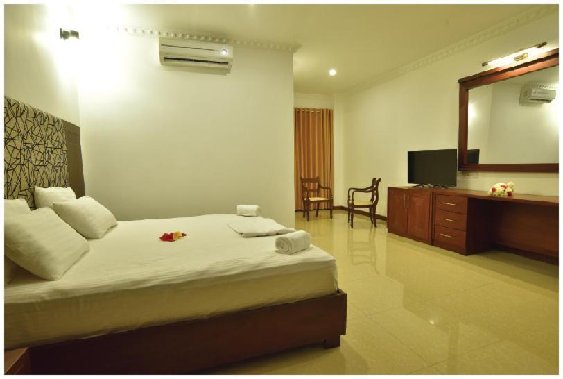 Hotel Queensbury Kaduwela Buitenkant foto