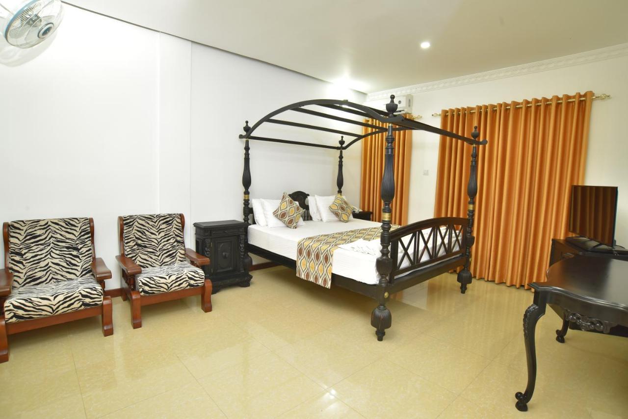 Hotel Queensbury Kaduwela Buitenkant foto
