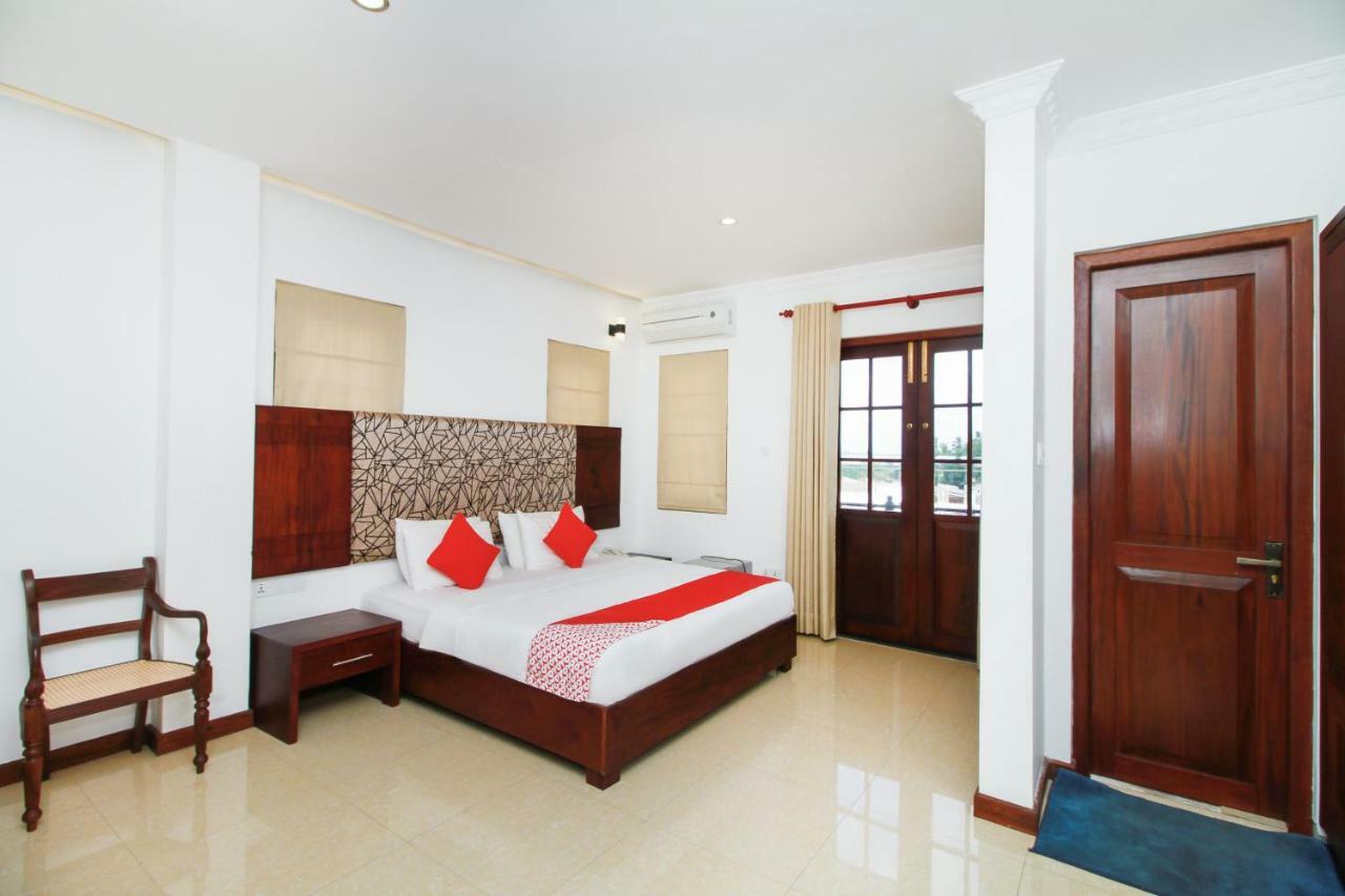 Hotel Queensbury Kaduwela Buitenkant foto