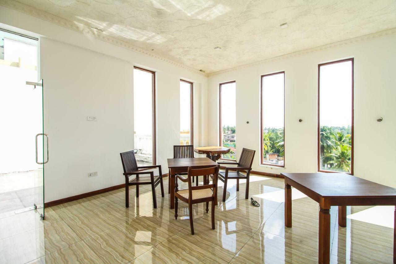 Hotel Queensbury Kaduwela Buitenkant foto