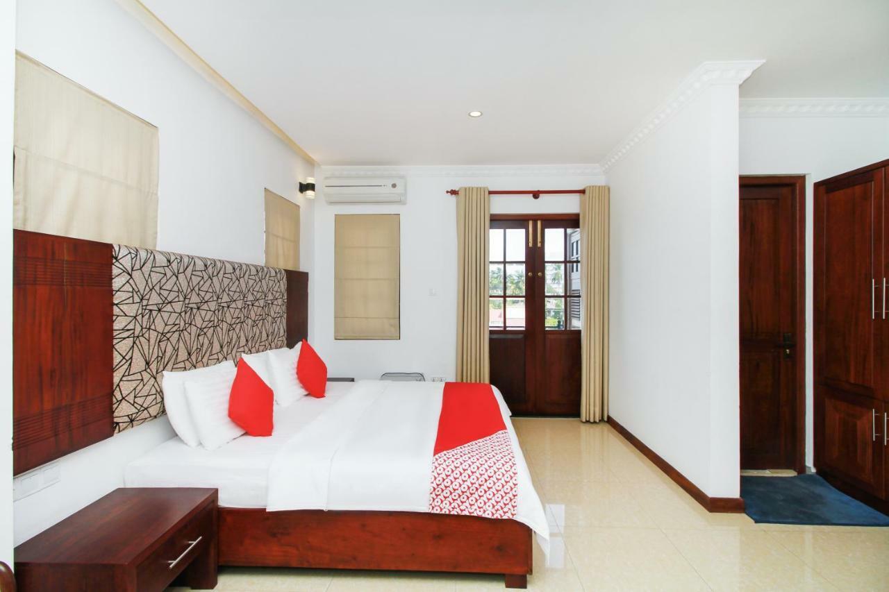 Hotel Queensbury Kaduwela Buitenkant foto