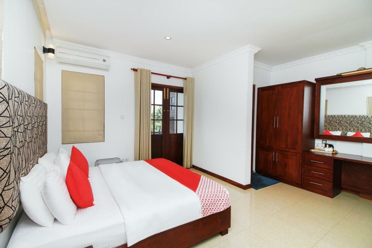 Hotel Queensbury Kaduwela Buitenkant foto