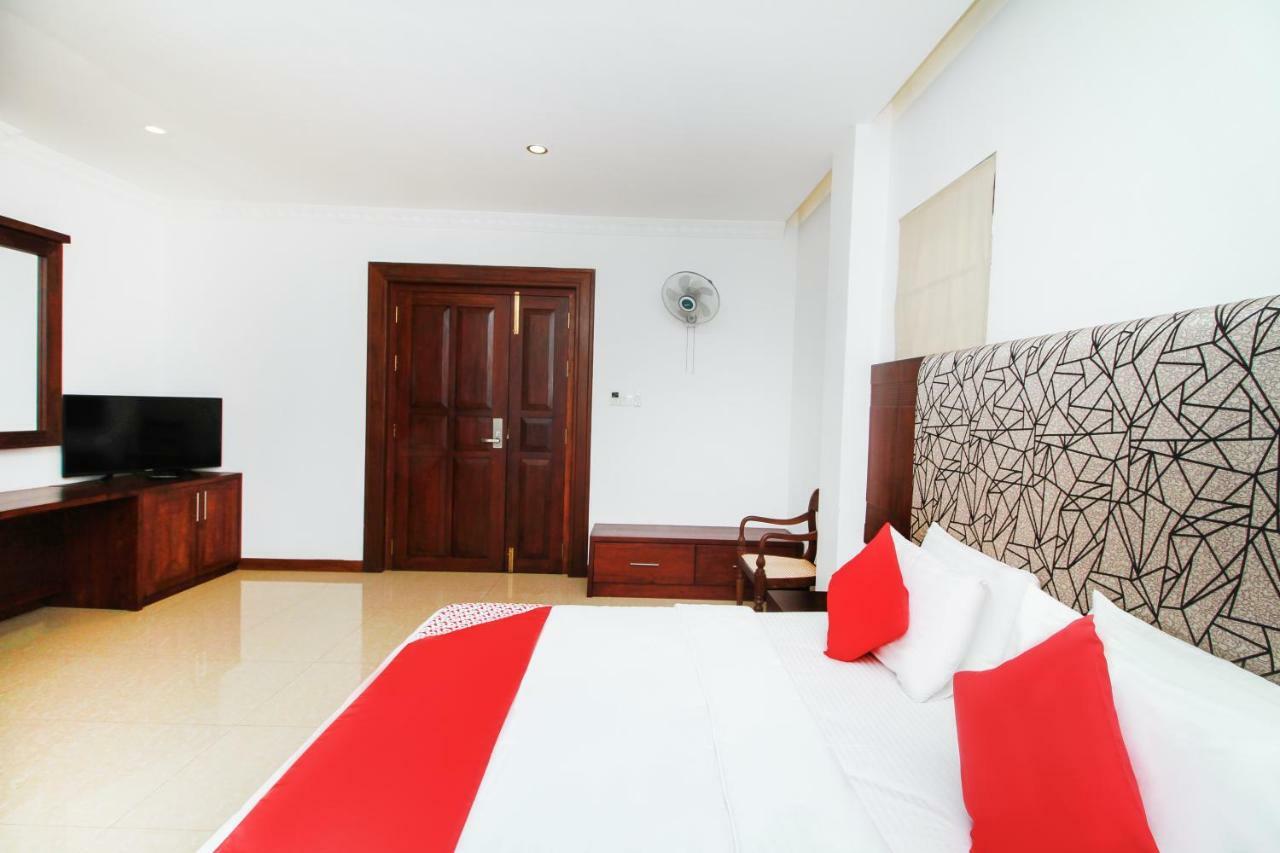 Hotel Queensbury Kaduwela Buitenkant foto